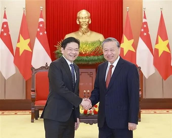 党中央总书记苏林(右)与新加坡总理黄循财亲切握手。(图:越通社) tbt.jpg