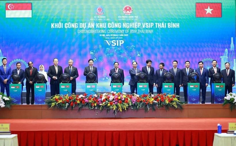 政府总理范明政与新加坡总理黄循财共同出席了越南-新加坡太平工业园区(VSIP太平)开工仪式。(图:越通社) thu-tuong-pham-minh-chinh-va-thu-tuong-cong-hoa-singapore-lawrence-wong-du-le-khoi-cong-du-an-khu-cong-nghiep-vsip-thai-binh.jpg