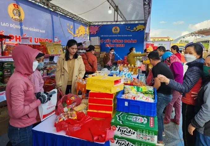 图为越南劳动总联团举办的2023年“春节工会集市”活动一隅。（资料图）