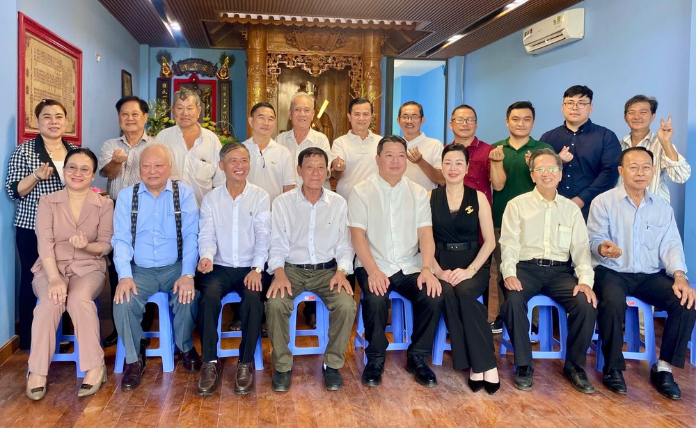 各位来宾、理监事、顾问和宗亲们参与祭祖仪式后合照。