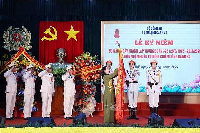 国家副主席出席警卫司令部375号团成立纪念