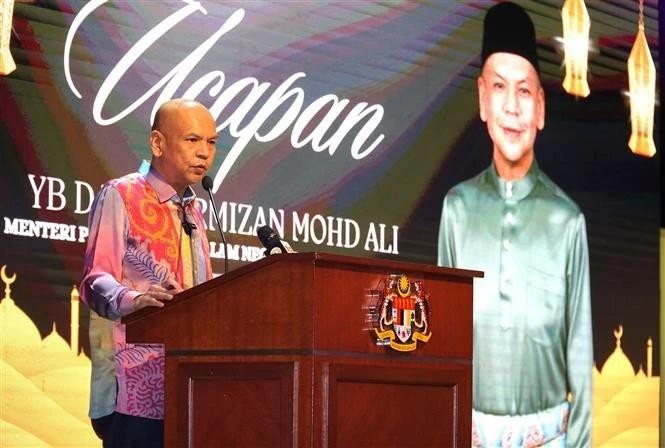 马来西亚国内贸易和消费者事务部(KPDN)部长阿米赞·莫哈末·阿里25日回答记者的采访。(图:越通社)