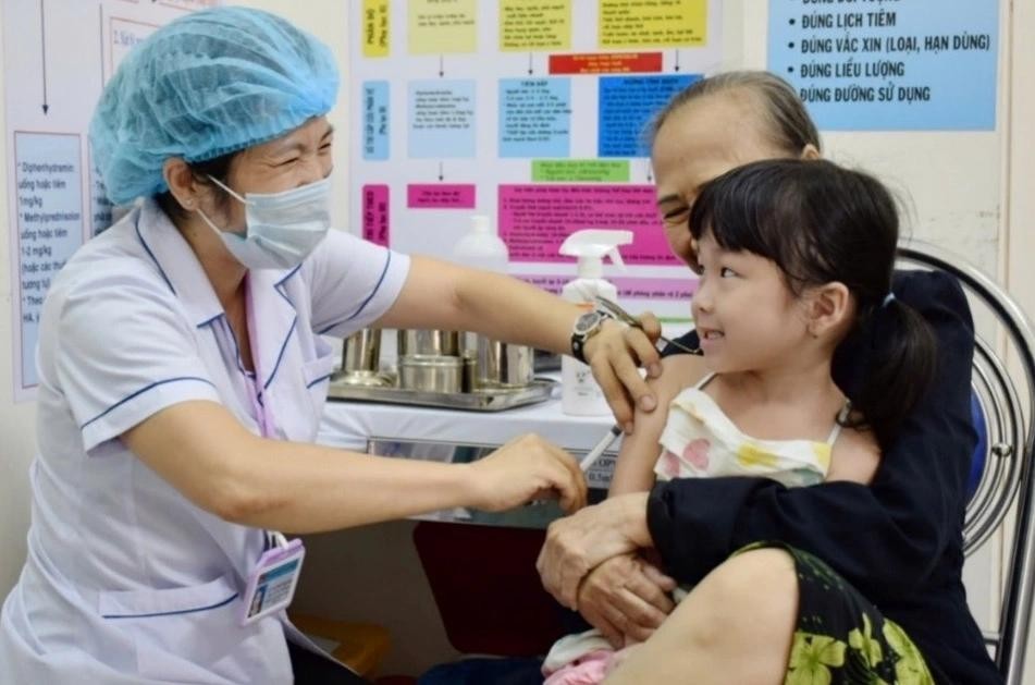医护人员正在给一名女孩接种麻疹疫苗。(图:市卫生厅)