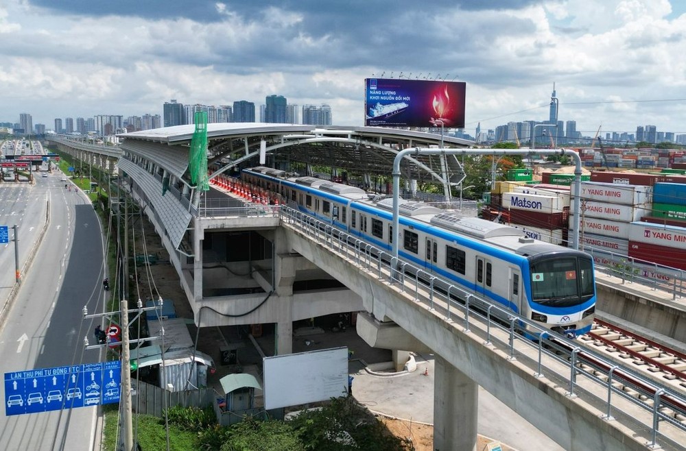 本市地铁一号线已经成为市民喜爱的交通工具。