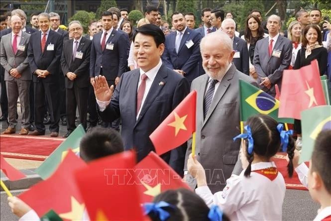 28日上午,河内儿童欢迎巴西总统卢拉来访。(图:越通社)