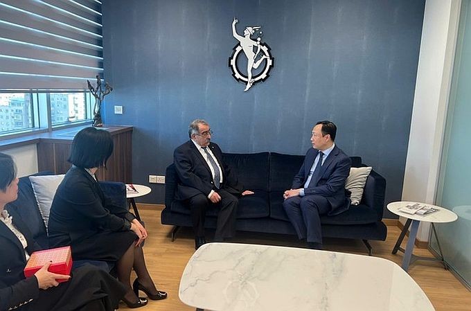 杨海兴大使(右)与塞浦路斯工商会主席斯塔夫罗斯·斯塔夫里乌斯。(图:越通社)