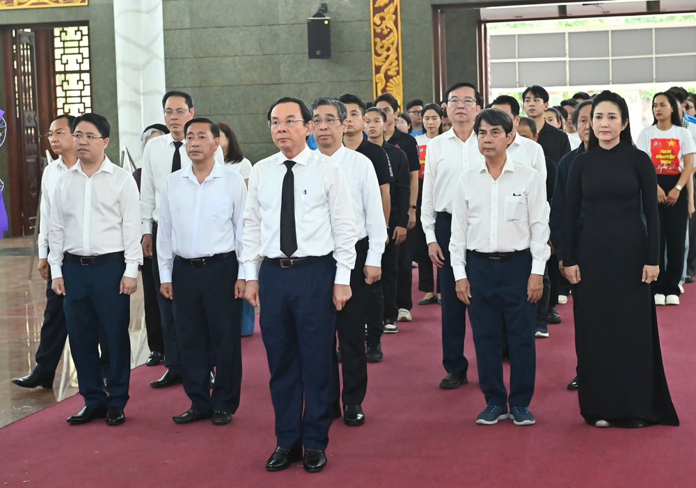 市委书记阮文年为团长的市委、人民议会、人委会与市越南祖国阵线委员会代表团弔唁音乐家卢一宇。