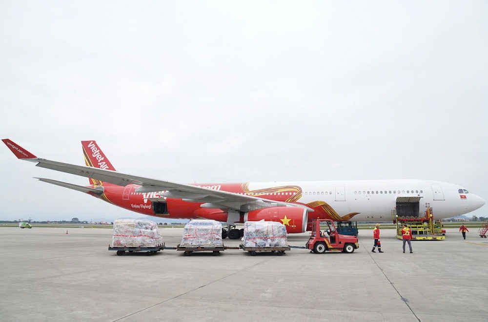 越捷航空运送救援物资。 cuu-tro-myanmar-1.jpg