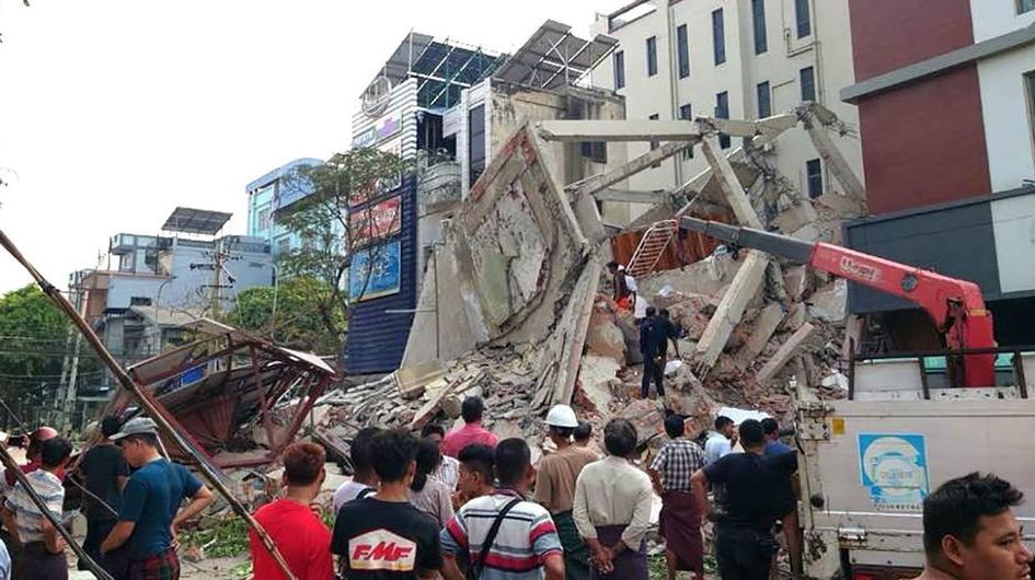 缅甸中部曼德勒地区发生地震后，人们聚集在倒塌的建筑物前。（图：联合国）