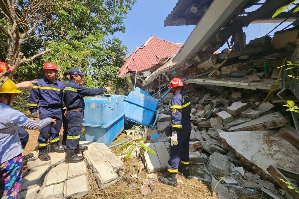 越南公安部救援队在缅甸实皆省展开救援。