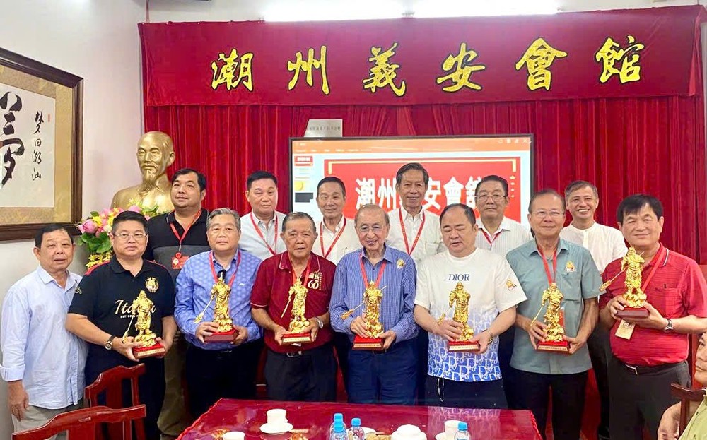 义安会馆理事会向来自世界各地罗氏单位赠送礼物留念。