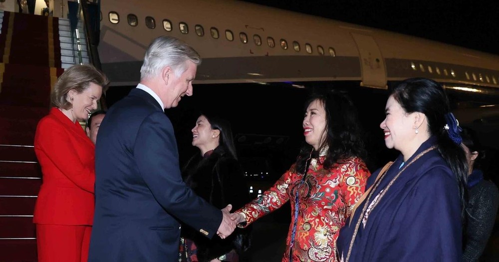 比利时国王和王后抵达河内 开始对越进行国事访问