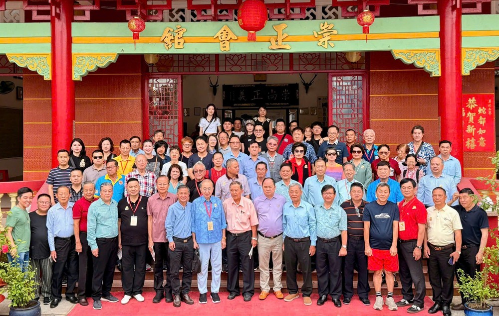 崇正会馆理事们与世界罗氏宗亲旅游团合影。