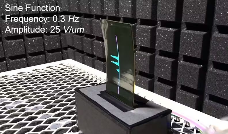 首款自发声动态变形 OLED 面板问世