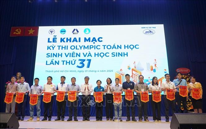 主办单位代表向参赛团队颁赠纪念锦旗。（图：越通社）