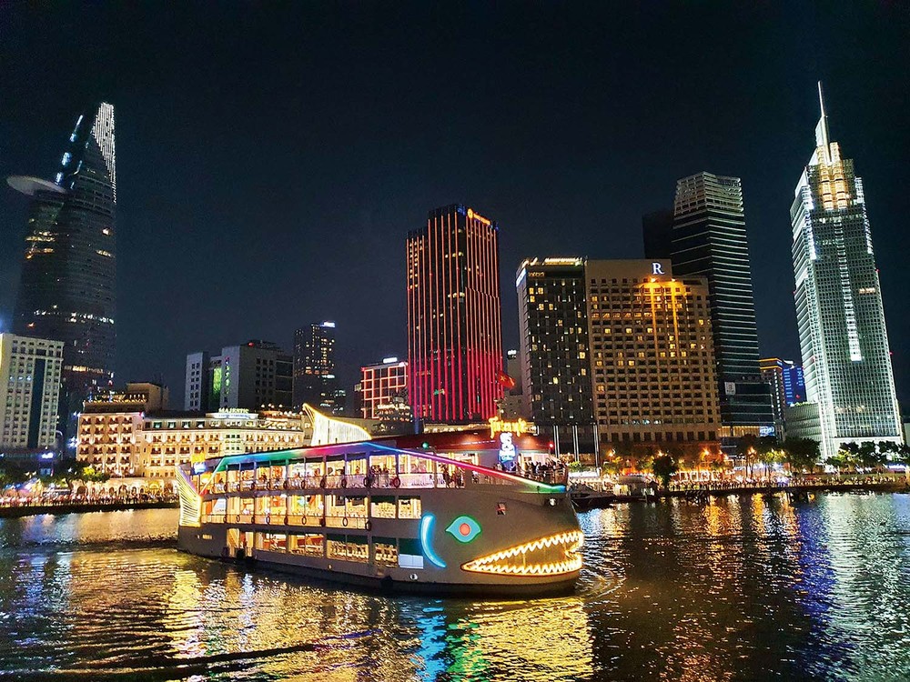 旅客可在白腾码头乘坐游艇一边观赏西贡河上夜间美景，一边欣赏美食。