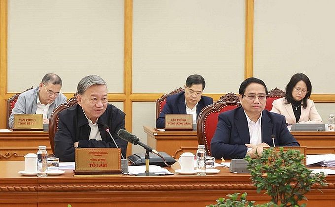 党中央总书记苏林主持会议。