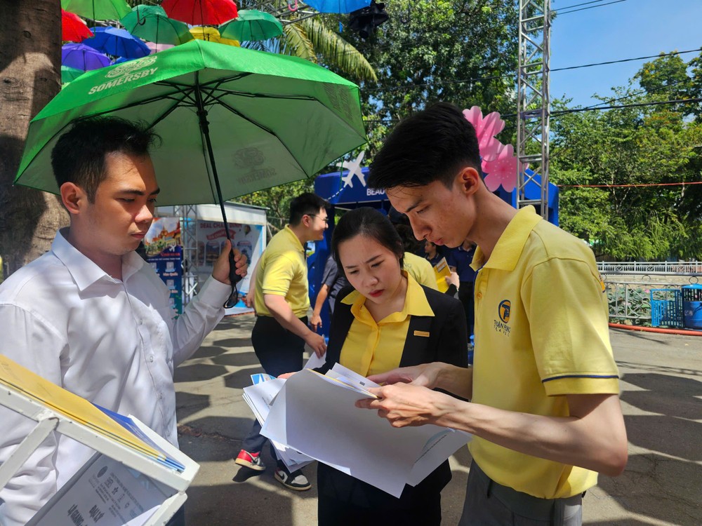 顺捷旅行社向消费者推介旅游产品。