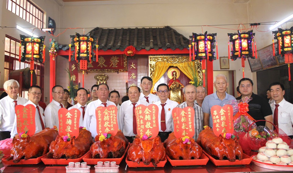 毕氏宗祠诸位理监事成员、宗亲和冯氏同枝共荣兄弟代表参加祭祖仪式。