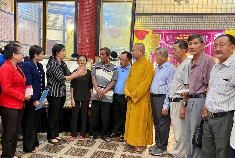 市委宣教与民运处、龙华寺、护法会等各单位动员火灾逝者家属节衰顺变。