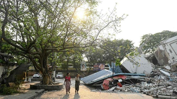 缅甸曼德勒市区的一座建筑物在强震中坍塌摧毁。（图：AFP）