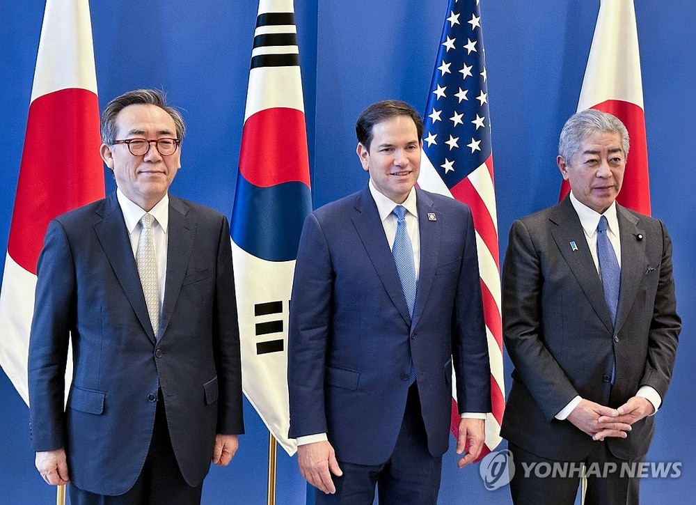 当地时间4月3日，在比利时布鲁塞尔，韩美日外长举行会谈。左起依次是韩国外交部长官赵兑烈、美国国务卿马尔科·鲁比奥、日本外务大臣岩屋毅。（图：韩联社）
