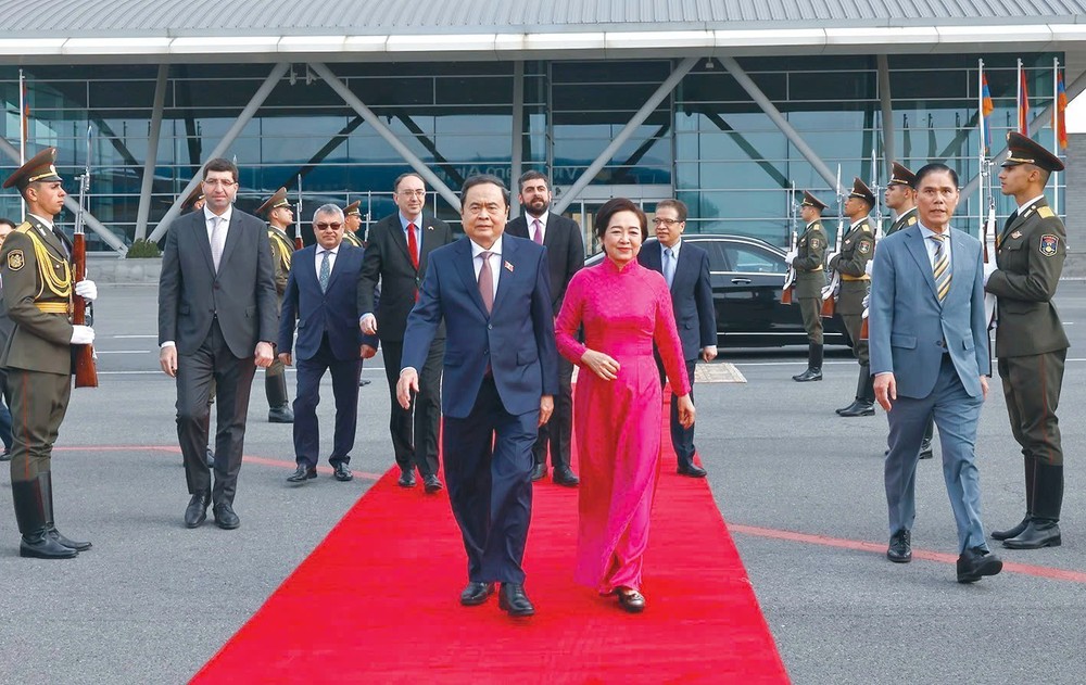 越南国会主席陈青敏与夫人和越南国会高级代表团送行仪式。（图：越通社）