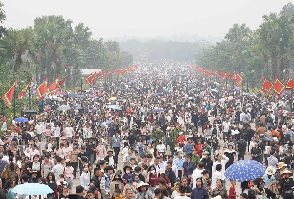 富寿省雄王庙游客如织