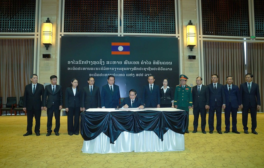 范明政总理在治丧簿上留言。