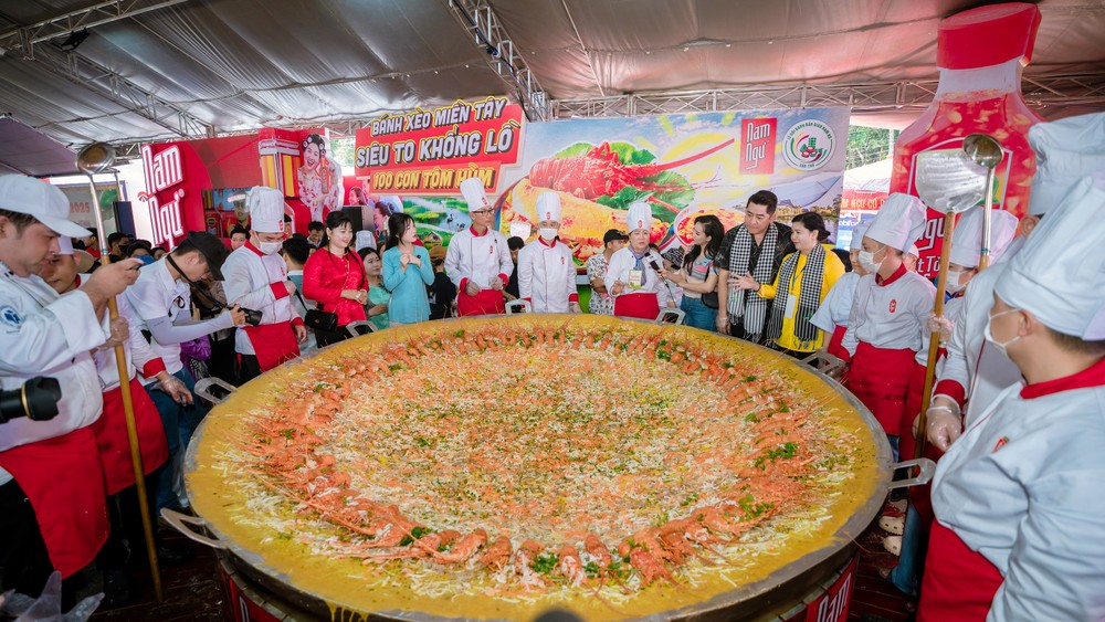 巨大的煎薄饼亮相于盛会上。（图：RICE）