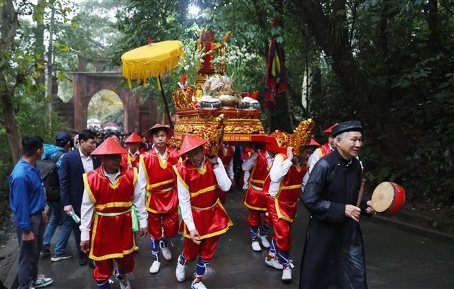 敬香队伍前往义岭山。（图：越通社）