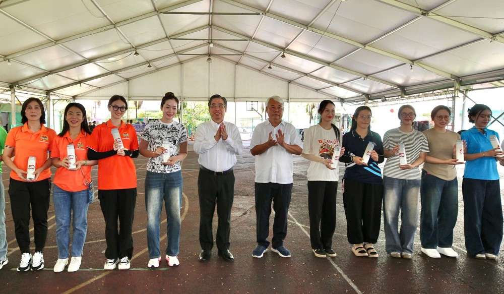 阮福禄同志和武克泰同志向游行方阵赠送礼物。