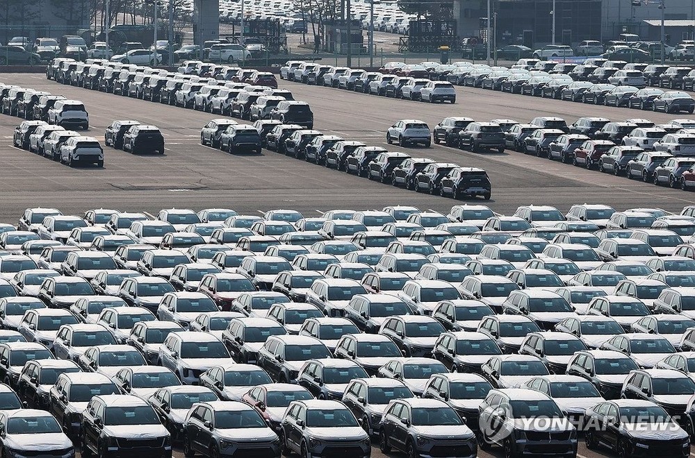 4月3日，在京畿道平泽港，汽车等待出口。（图：韩联社）