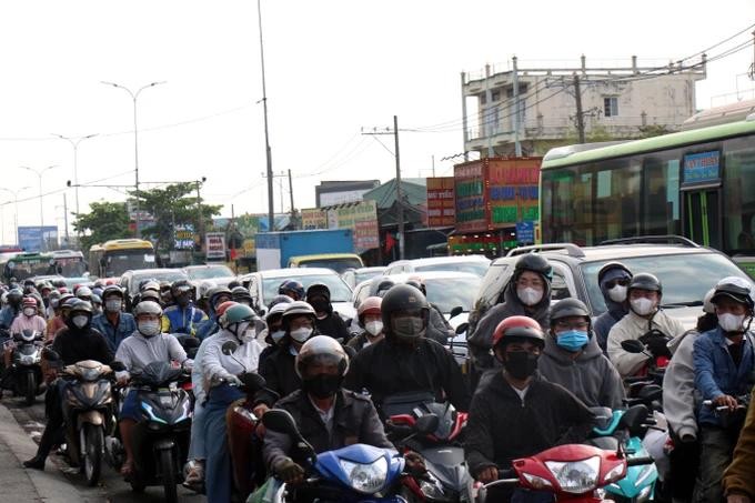 假期后各通道交通严重堵塞