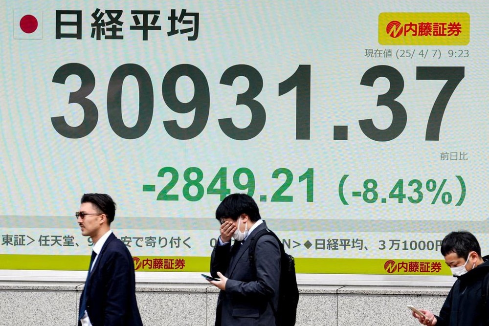截至7日上午10时，香港恒生指数跌约10%，台湾加权指数跌约10%，深圳成指、上证指数分别下跌约8%和6%，日经225指数跌逾6%，韩国综合指数跌逾4%，澳大利亚标普200指数跌逾4%。 （图：AFP）