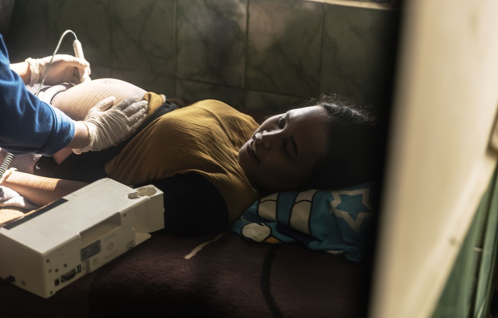 据联合国官网消息，报告指出，全球孕产妇死亡率下降的成就主要归功于基本医疗服务的不断改善。（图：WHO）