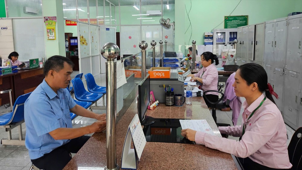 第十二郡优抚政策银行交易科干部与职工为民众解决贷款卷宗。