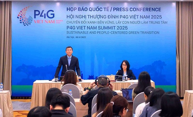 外交部常务副部长阮明宇（站）在会上致辞。（图：投资报）