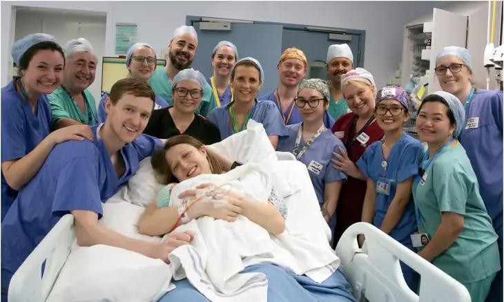 英国完成首例子宫移植后成功生育案例，36岁的葛瑞丝·戴维森在接受亲姐姐捐赠子宫后，顺利产下女婴，为无子宫女性带来全新希望。