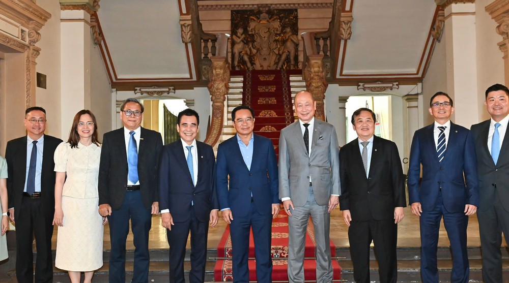 市人委会主席阮文得与新加坡大华银行集团代表团合影。