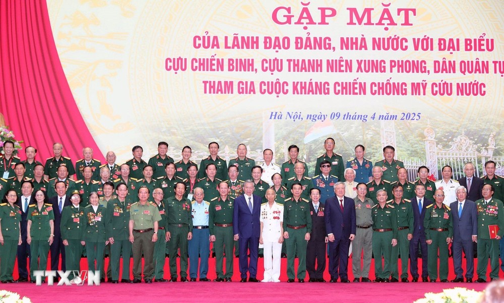 苏林总书记同与会代表合影留念。（图：越通社）