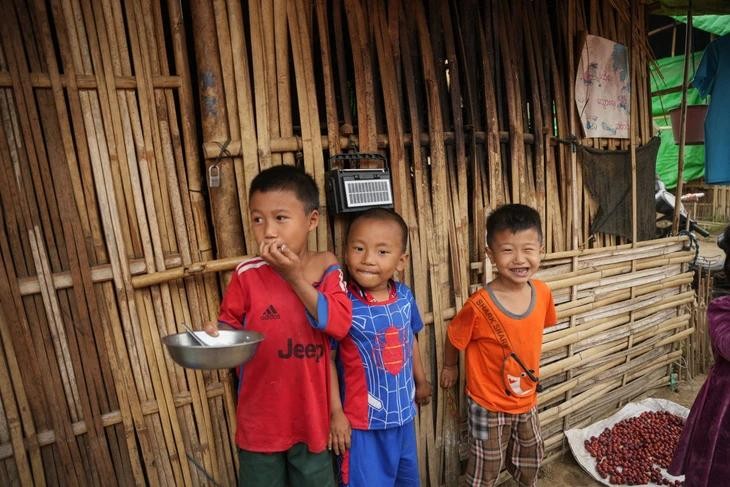因资金枯竭，世粮署被迫停止向缅甸100万难民提供援助。图为三名难民儿童被收容在缅甸克钦邦东北部的一个临时避难所。（图：AFP）