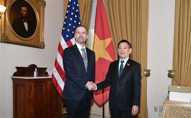 政府副总理胡德福与美国贸易代表贾米森·格里尔(Jamieson Greer)握手。(图:越通社)
