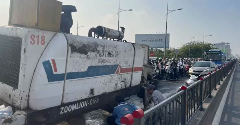 专用车在桥上掉轮致严重堵车