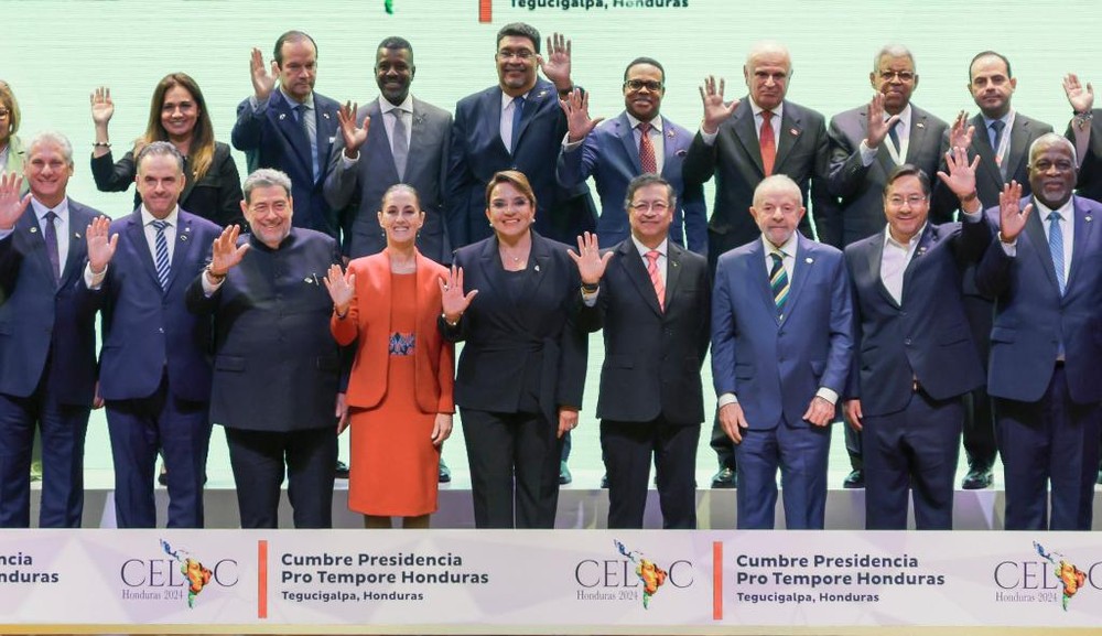 4月9日，在洪都拉斯首都特古西加尔巴的拉美和加勒比国家共同体第九届峰会现场，部分与会者合影留念。（图：新华社）