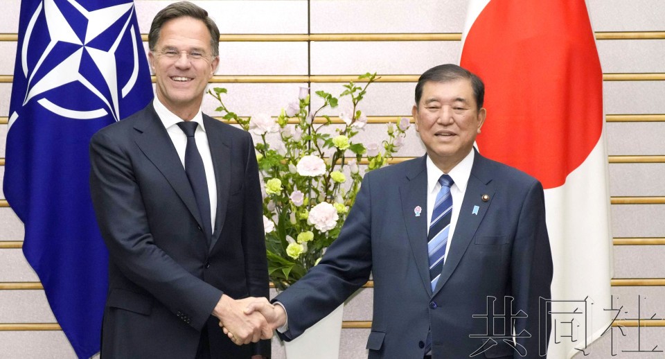 4月9日下午，日本首相石破茂在首相官邸与北约秘书长吕特（左）在会谈前握手。（图：共同社）