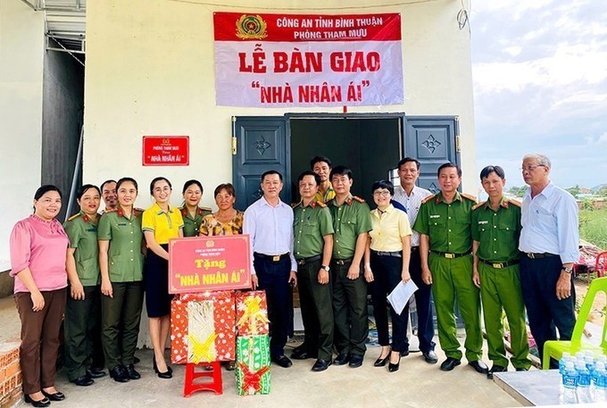 平顺省公安厅代表向咸顺南县顺南镇一贫困户移交“仁爱屋”。（图：越通社）