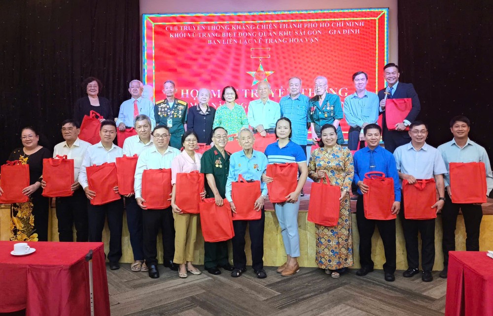 市、郡领导与华运武装力量组代表合照留念。