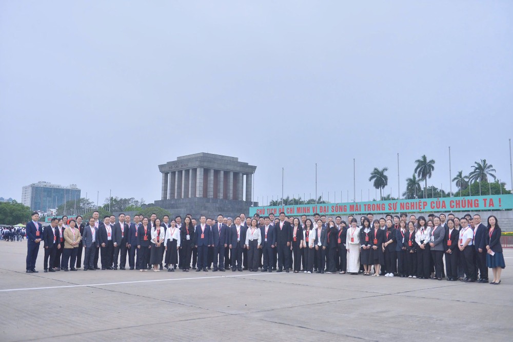 中国青年代表团在胡志明主席陵前合影。（图：碧娟）
