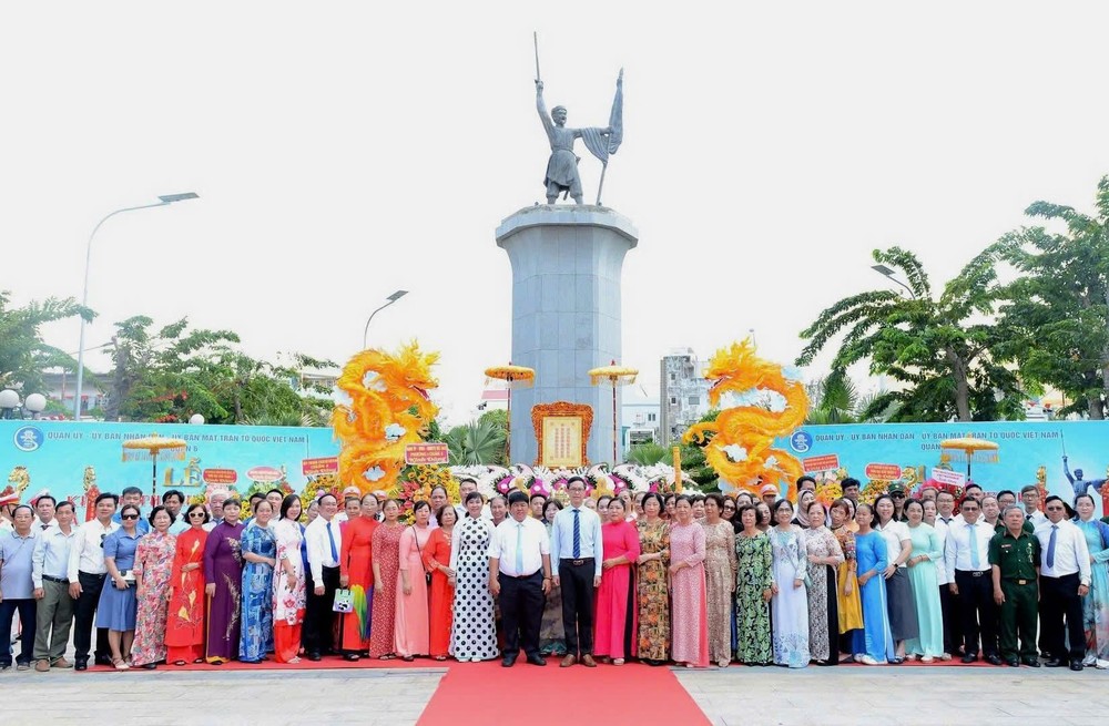 第六郡和第一坊领导与各代表在黎利公园的黎利雕像前留影。